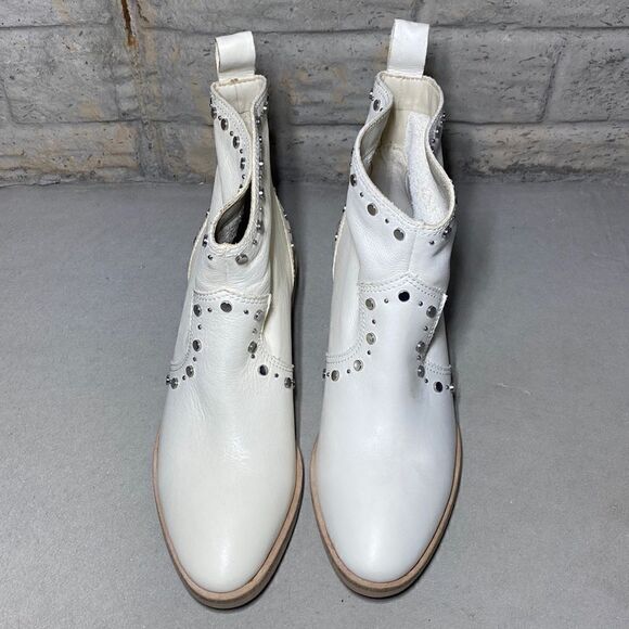 NWOB MSRP $150 Dolce Vita Tobin Studded Bootie Women's Size 7 - Picture 2 of 8
